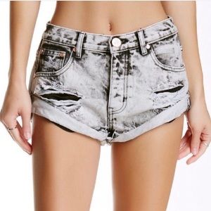 New one Teaspoon distressed Jean shorts 24